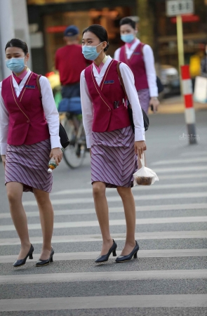 【街拍心灵】空姐下班肉 丝街拍高跟美腿哇噻