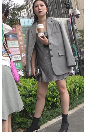 白嫩美腿小姐姐