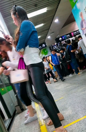 丝滑紧身黑裤苗条身材小美女