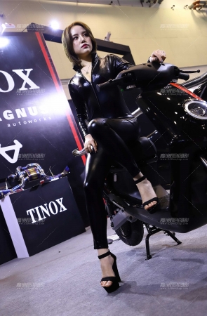 黑色紧身皮装美女