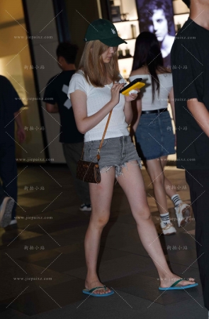 夜拍人字拖热裤美眉 [15P]