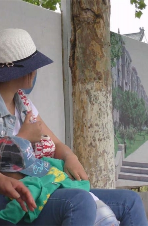 美甲的亮片与凉鞋上的亮钻相得益彰