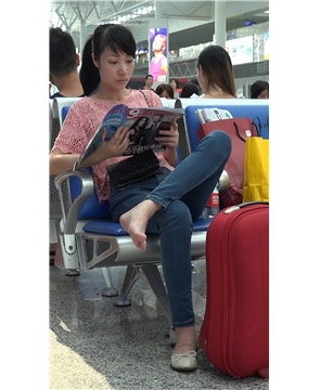 4K – 看杂志的牛仔裤少F [1.83 GB/MP4]