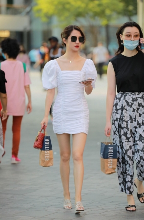 白色连衣裙美女