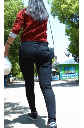 红衣黑色牛仔紧身裤妹子[929M/MP4]