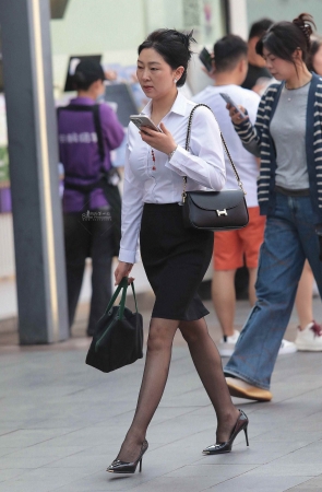 气质黑丝高跟街拍少妇
