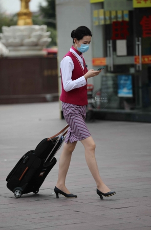 【街拍心灵】空姐肉丝街拍美腿高跟下班了