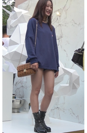 漂亮的黑靴美女笑起来很好看[1.36G/MP4]