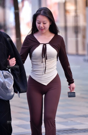 咖色紧身裤美女