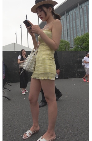 漂亮时尚的一字抹胸短裙美女[1.8G/MP4]