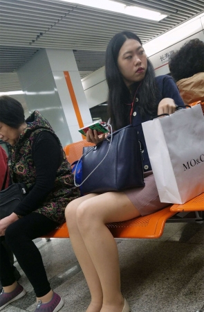 地铁站等车的包臀裙裸腿妹子