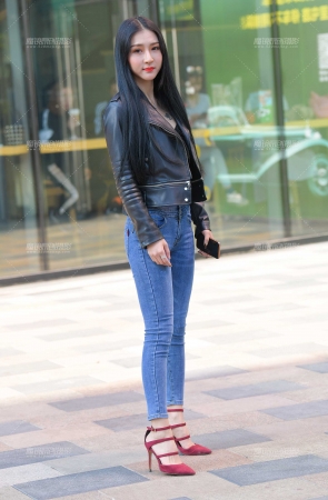 性感牛仔裤长腿美女