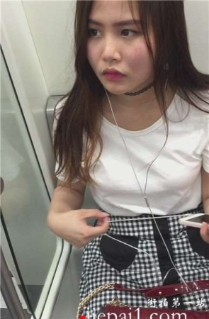 地铁上遇见一美腿文静小清新美眉