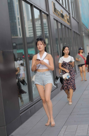 街拍热裤美腿美眉