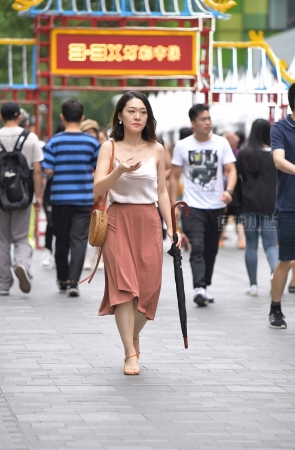 街拍拿着雨伞的美女