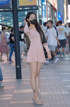 粉裙美眉