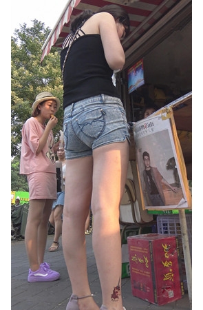 紧身灰牛热裤美女