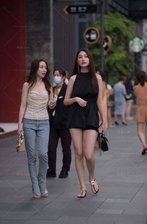 街拍美腿小姐姐