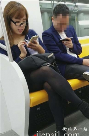 4k-地铁上偶遇极品黑丝小清新眼镜美眉