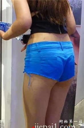 蓝色超短牛仔小热裤美少女。