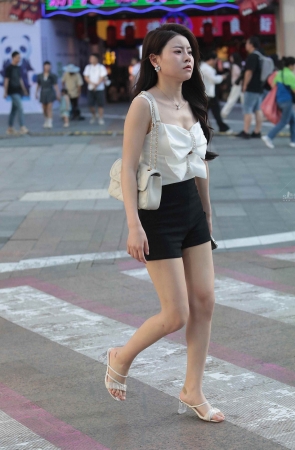 漂亮街拍少妇