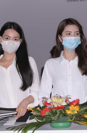 身材真好的俩职工黑丝小姐姐