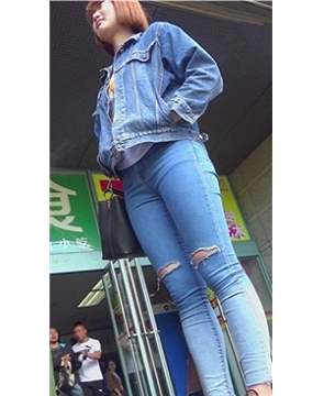 仰角拍摄紧身牛仔学生妹！[644 MB]
