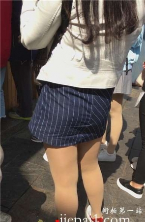 逛街偶遇买小吃的肉丝袜美腿短裙美女