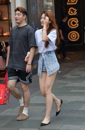 25223-9=51√热裤大白腿平底鞋女友 8P