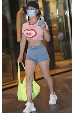 粉衣热裤美女(52P)