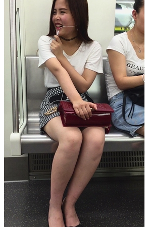地铁上遇见一美腿文静小清新美眉