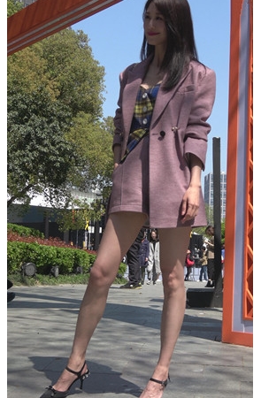 漂亮的套装裸腿美女