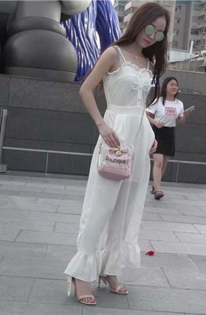 4K – 美若天仙白色长裙凉高美足女神第三部 [2.46 GB/avi]