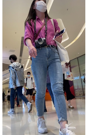 商场里的牛仔裤小姐姐