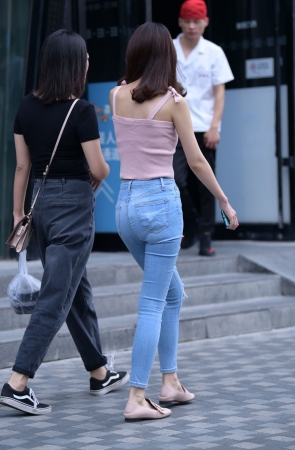 紧身牛仔裤妹子
