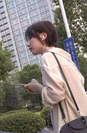 短发小姐姐粉嫩玉足令人垂涎