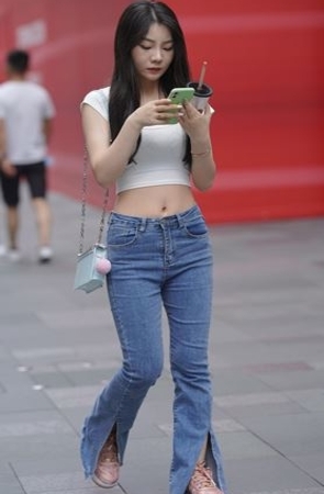 露腰紧牛美女(29P)