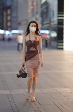 商场里的连体裙小姐姐