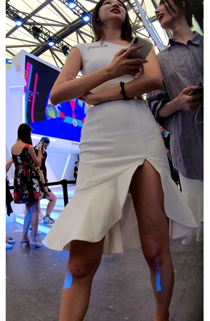 白裙美女