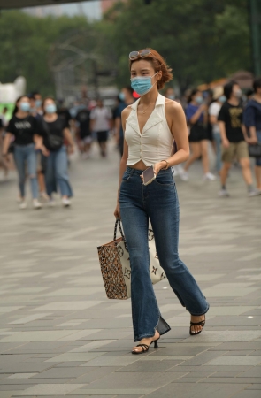 时尚的紧牛美女