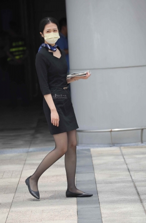 【街拍心灵】路虎销 售顾问街拍黑丝美腿制服