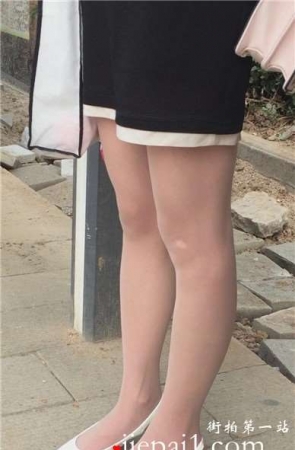 街拍性感长腿小高跟鞋御姐范美女在等公车。