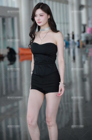 黑色热裤长腿美女