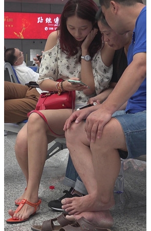 和家人一起看手机的小姐姐