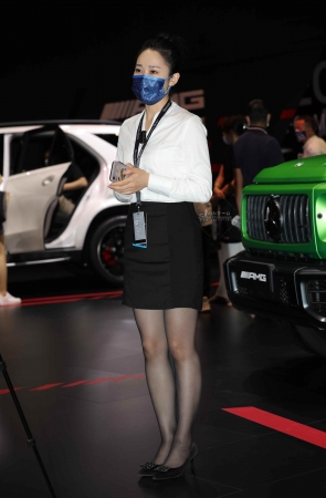 【街拍心灵】奔驰主播街拍黑丝高跟制服气质好