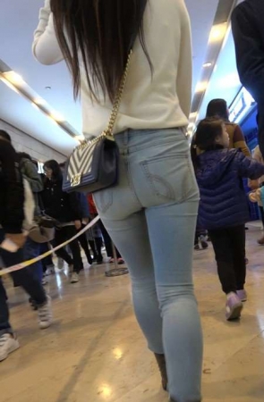 逛商场的极品紧身蓝牛肉臀MM [595 MB]