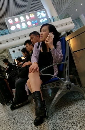 黑色连衣裙肉色丝袜黑色高跟少妇车站等车