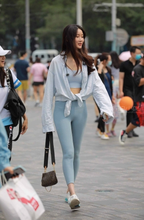 街拍蓝色瑜伽裤女孩