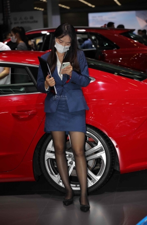 奥迪销shou黑 丝街拍高跟脱鞋歇歇