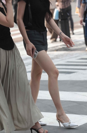高跟街拍少妇